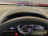必要な情報を投影するヘッドアップディスプレイ(運転席前のガラス等に車速やナビ情報を投影する機能)。視線移動を抑え、速度やナビのルート案内、安全警告を直感的に確認。長距離運転でも疲れません。