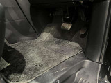 内装工程では、中古車を気持ちよくお乗りいただけるよう清掃しております。