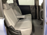 2列目シートは背もたれの角度調節ができるベンチシートになっております。長距離運転になってもゆったりとできるように、アームレストがついてます。