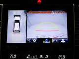 パノラミックビューモニターを装備。駐車場や交差点でクルマを真上から見るように周囲を確認できます。機能の詳細は販売店スタッフまでおたずねください。