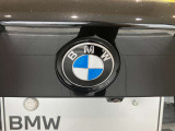 BMWはダウンフォースにより、車両を安定させるため、車の底は平らな造りとなっております。BMWの走行性能に対するこだわりはこういったところにも御座います。