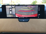 360&deg;ビューモニターでは前後左右4つのカメラ映像をさまざまな走行状況に応じて切り替えてセンターディスプレイに表示することで、駐車時や狭い道でのすれ違い時、見通しの悪い交差点進入時でも安心感を高めます