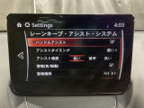カメラが車線を認識してはみ出しそうになるとステアリングアシストが介入するレーン・キープ・アシストシステムを装備しております。お好みで作動・非作動の設定も可能です。