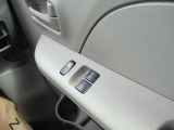 運転席ドアには各ウインドウの集中操作が可能となっています。
