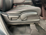 シートハイトアジャスターを装備!運転席の座面の高さを体格やお好みに合わせて調整できます。より自然な運転姿勢を取りやすく、前方の見やすさを調整できるのも嬉しいポイントです。