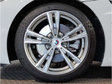 【BMWアロイホイル】軽量かつ強度に拘ったアロイホイル。走行性能ポテンシャルを引き出す設計。車の足元を引き締めてくれる大きなポイントはアロイホイルです。