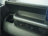 ◆インパネトレイ◆お財布や携帯、小物置きに便利なトレイが助手席側にございます。