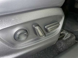 パワーシート搭載。微妙な調整が手軽にでき、ピッタリのポジションで運転することが可能です。