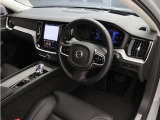 インストルメントパネルは僅かに運転席側へと傾けられているほか、余計なスイッチ類を可能な限り排し、運転に集中しやすい環境を造り出しています。