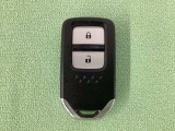 スマートキーを装備しています。鍵を差し込むことなくドアロックの開け閉めと、スタートボタン操作でのエンジンスタートができます。