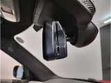 【ルームミラー一体型ETC車載器】ルームミラーの裏側に目立たない様に配置されたETCカード挿入口。スタイリッシュ且つ機能的なものとなっております。