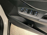運転席側のフロントドアに全ドアのパワーウィンドウ開閉スイッチとウィンドウロックスイッチとドアロックスイッチと電動格納式ドアミラーの操作スイッチが有るので手元でミラー調整ができるので便利です。