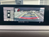 360度ビューカメラを搭載。4方の小型カメラの映像を処理し、車両真上からの映像に変換しています。