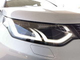 フロントフェイスを際立たせるLEDヘッドランプ。その独特なオリジナリティ溢れるシルエットは、遠くからでもディスカバリースポーツであると一目でわかります。