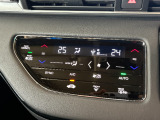 トリプルゾーンフルオートエアコンを装備!運転席・助手席・後席それぞれで温度設定が可能。乗る人それぞれの好みに合わせて空調を調整でき、ロングドライブでも車内みんなが快適に過ごせます。