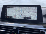【純正ナビゲーション】BMWのナビゲーションは操作性も良く、詳細な地図情報と交通状況を見やすく表示し、快適なドライビングをサポートしながら目的地までナビゲートします。
