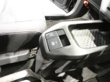 【電子パーキング】指先一つで簡単にパーキングブレーキの操作が可能です。信号待ちでブレーキを保持するオートホールド機能も備わり大変快適です。