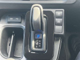 無段変速が魅力のCVT車です。発進から加速までアクセルを一定にして走ることで滑らかに走ります。車内も静かで振動もごくわずか!!CVT車もATの一種なので、もちろんAT限定免許で運転OKです!