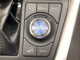 ドライブモードは走りの穏やかな順から「エコ」「ノーマル」「スポーツ」等が選べます。車種によりアクセルレスポンスやステアリングの重さ、エアコンの利き具合等が違います。