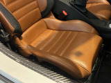 運転席の座面。ブラウンの表皮と縫い目が、黒い室内の中で暖かみのある印象を添えます。座面の形とサイドサポートの支え方を、実車で腰を下ろしてお確かめください。