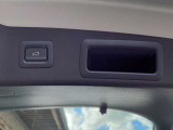 スイッチひとつでリアゲートの開閉が可能なパワーリフトゲートを装備!荷物で手が塞がっている時や小柄な方でも力を使わずスムーズに開閉できます。日常のお買い物から旅行まで利便性を高める快適な装備です。