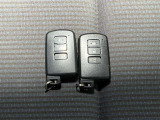 【スマートキー】ドアの開閉時鍵を探さなくても簡単にドアの開閉することが出来ます、また、エンジン始動も車内にスマートキーがあれば簡単に始動することが出来ます