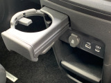 センターコンソールにはドリンクホルダーを装備!休憩中も運転中も重宝します。小物も置けますので使い方は様々です。ぜひ使いこなして快適なドライブをお楽しみくださいませ。