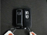 ◆スマートキー◆カギをバッグやポケットに入れたままでもドアロックの開閉ができる『スマートキー』付き!雨天や暗くなってもカギを取り出す必要がなくドアの開錠&エンジンも始動できます