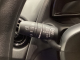 レバーをAUTOの位置にしているとき、レインセンサーが雨を感知すると、雨量に応じてワイパーが自動で作動してくれるオートワイパーを装備!設定変更で非作動にすると、間欠作動に固定されます。