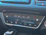 【左右独立型フルオートエアコン】運転席と助手席でそれぞれお好みの温度に設定可能。同乗者にも配慮した、快適な空調をお届け致します。