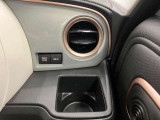 【運転席ドリンクホルダー】使いやすさに配慮したドリンクホルダー