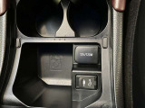 スマートフォンやお手持ちの機器のバッテリー残量が少なくなっても、運転中に充電ができるので安心ですね!