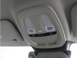 ルーフにあるボタンは、車両が始動しない場合、パンクした場合、または事故に遭った場合などの緊急時に支援の要請に使用できるため、安心感を高めることができます。