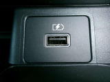 純正オプション品のUSBポートが装備されていますので、お手持ちのスマートフォンやタブレットの充電が可能です♪