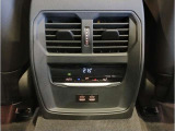 左右独立式のエアコンは約3度運転席側に傾いており、ドライバーの目線の移動も少なく横目で見えるように配置されております。スイッチ類も片手で届く位置に配置しており、ドライバーの負担を軽減できます。