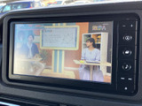 停車時にTVを視聴できる機能も搭載。家族みんなで楽しめるエンターテイメント空間を提供し、待ち時間も快適に過ごせます。