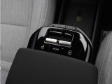 フロントシートからは、すべてのパワーウインドを操作できます。 REARと書かれたボタンを押すと、フロントウインドとリアウインドの操作を切り替えることができます。