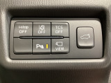 運転席脇のクラスタースイッチ部分にはカメラ切り替えスイッチ、パーキングセンサー、その他走行系スイッチを集中配置しております。