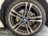 BMWならではの卓越した走りを支えるホイールと足回りです!日本車の走りに慣れている方にもぜひ体感して頂きたいほど、高いレベルでまとまっています!