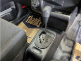 操作しやすいATシフトです。 シフトチェンジを気にしなくていいので運転だけに集中できますね。 自然と手に届くところにある、手になじむ形状のシフトノブがいいですね。