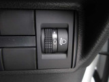 ヘッドランプレベライザー 乗車定員や積載量によって変化する車両姿勢。常に最適なライト照射ができる様にヘッドライトの角度を調整できます。