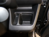 運転席の届きやすいところにドリンクホルダーがついています。視線をそらすことなく手に取れるので運転に集中できて安心ですね。