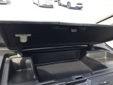 運転席周辺には小物を収納できるスペースを配置。スマートフォンやキーなど、すぐ使いたい物の収納に便利です。