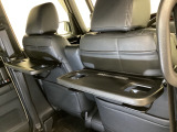 運転席・助手席の背もたれには、2列目シート用にカップホルダー付きの「格納式のシートバックテーブル」を装備しています。休憩時のちょっとした時間などカップを置いたり、小物置きに使えて便利です。