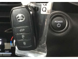 スマートキーを携帯していればキーを取り出さずにドアを施錠&解錠。クルマの始動も可能です。