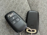 スマートキー付き!キーを取り出さなくてもドアの施錠・開錠が可能です!また、キーが車内にあればスタートボタンを押すだけでエンジンのON/OFFをすることが可能です!