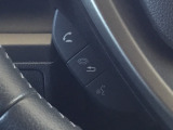 ステアリングにハンズフリー通話スイッチを装備。運転中でも手を離さずに通話操作ができるため、家族との連絡や急な電話にも安心して対応できます。