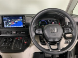 【ハンドル】運転にかかわる様々な操作を安全に行えるように視点移動が少なく操作性に配慮されたスイッチ類が凝縮されたコックピットです。