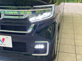 【LEDヘッドライト】悪天候や夜間走行時も良好な視界を確保し安心して運転できる高輝度LEDヘッドライトを装備!点灯速度が早く、消費電力も抑えられています。