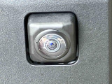 フロントカメラで狭い路地や車庫入れもラクラク♪♪
